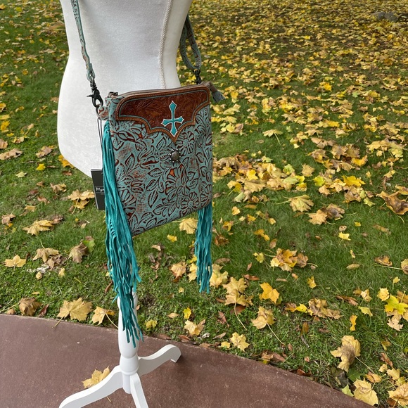 NWT Beautiful Crossbody Genuine Leather with Cross Detail - Picture 2 of 5